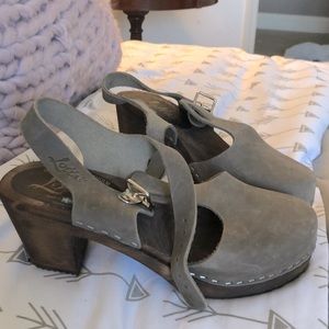 Lotta’s clogs T bar taupe oiled nubuck leather
